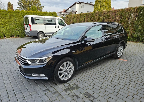 Volkswagen Passat cena 69900 przebieg: 171000, rok produkcji 2019 z Kartuzy małe 172